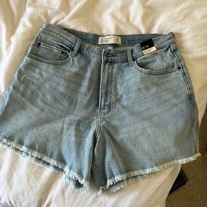 Abercrombie curve love dad short. Brand new, missed the return window!